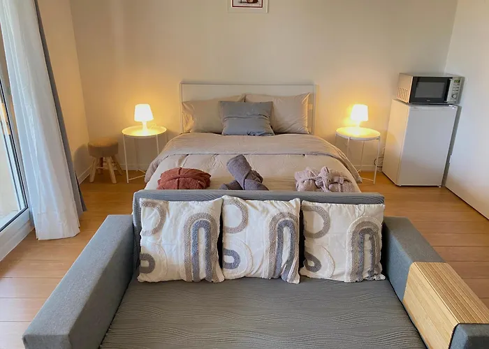 Cozy Riverfront Living, 5-Min Walk To Riverside Train