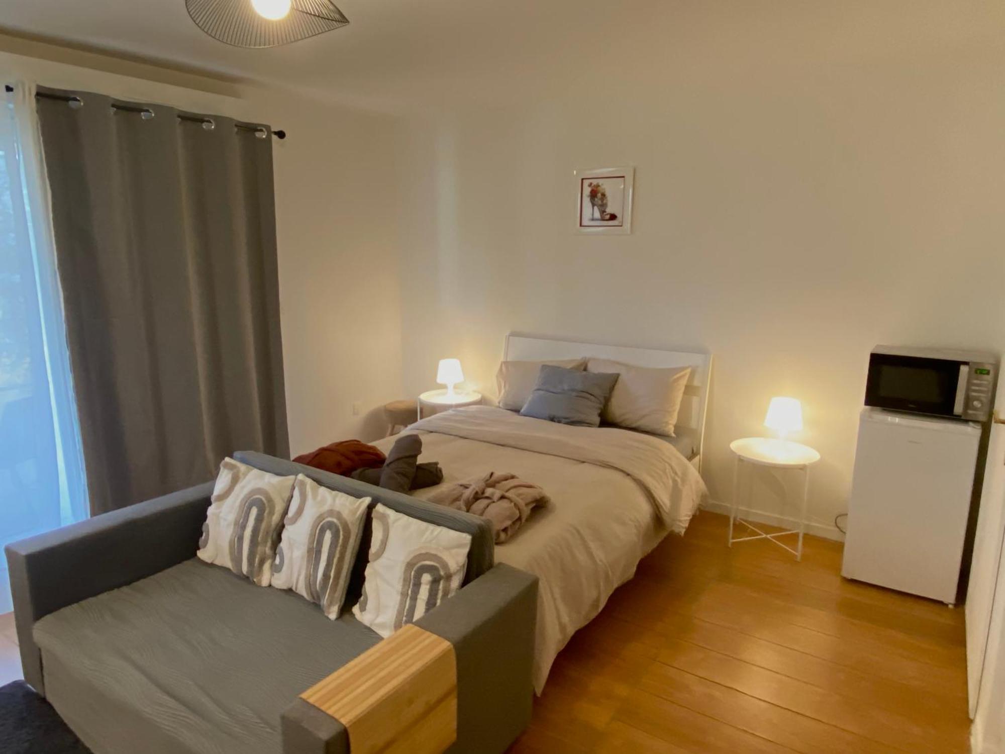Cozy Riverfront Living, 5-min Walk To Riverside Train Apartment Neuilly-Plaisance