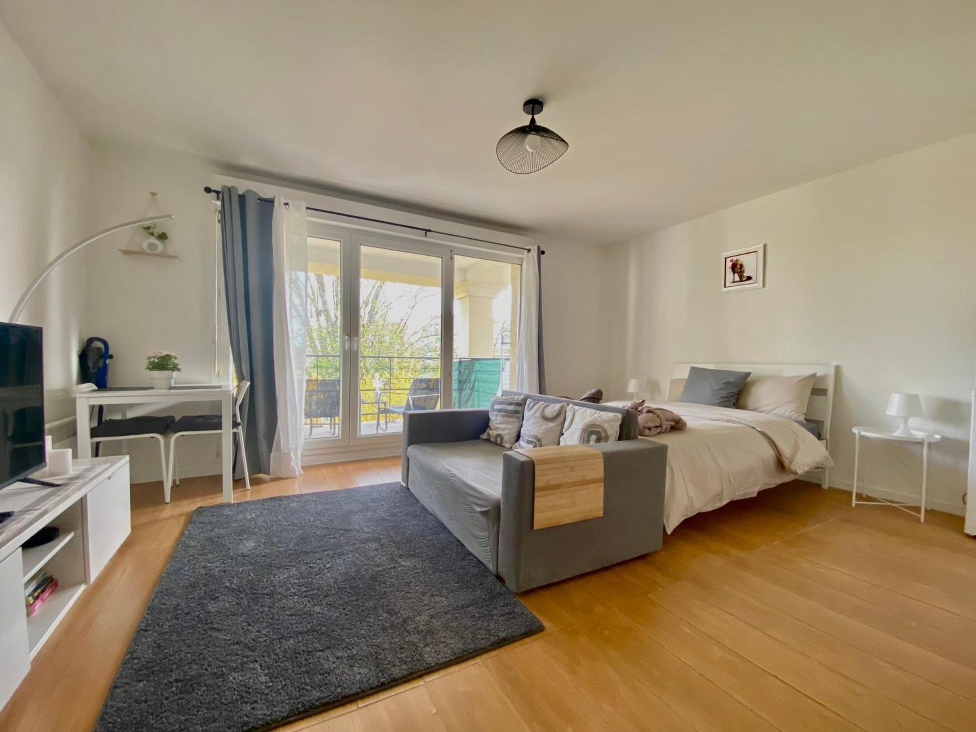 Cozy Riverfront Living, 5-min Walk To Riverside Train Apartment
