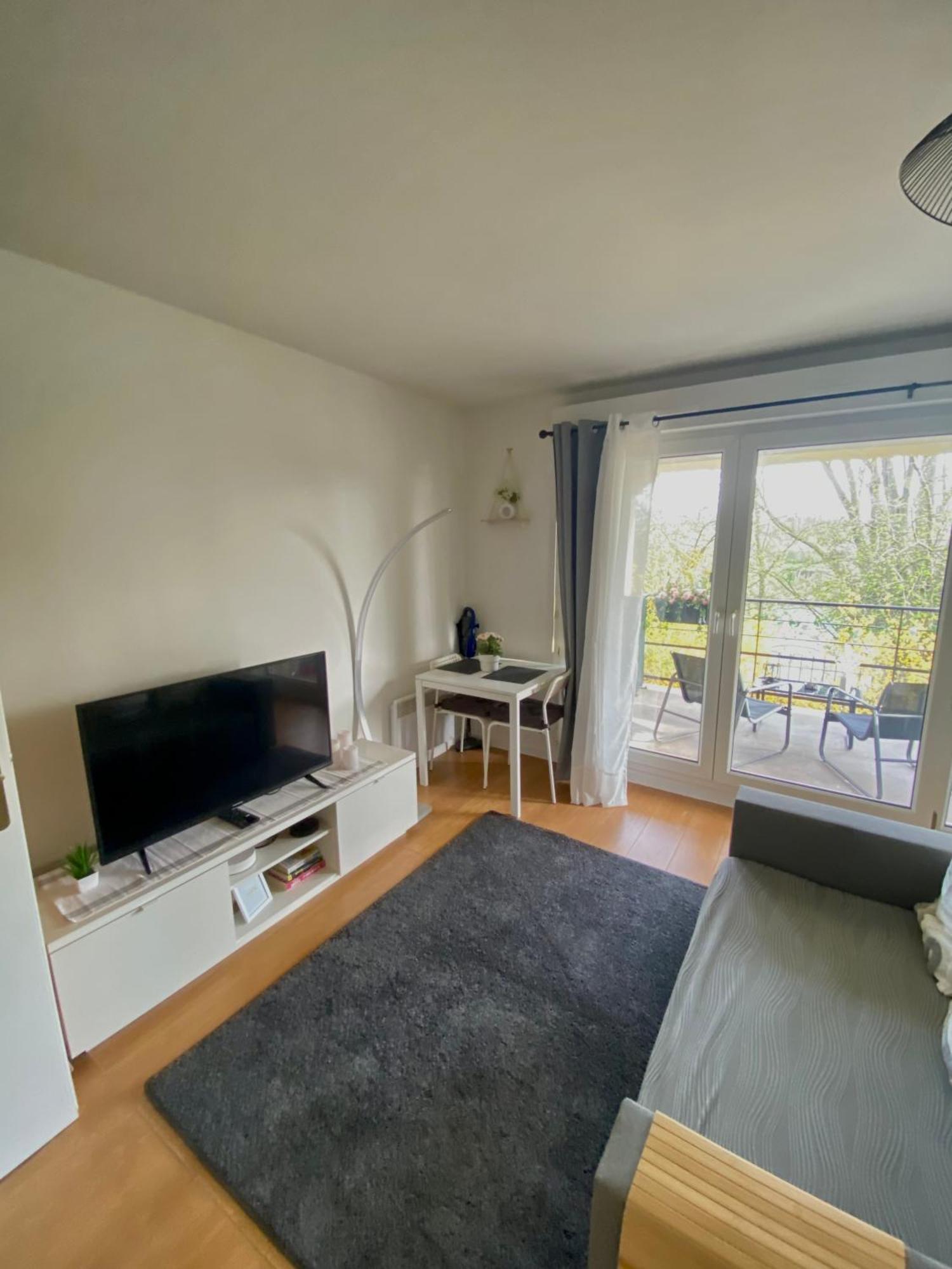 Cozy Riverfront Living, 5-min Walk To Riverside Train Apartment Neuilly-Plaisance