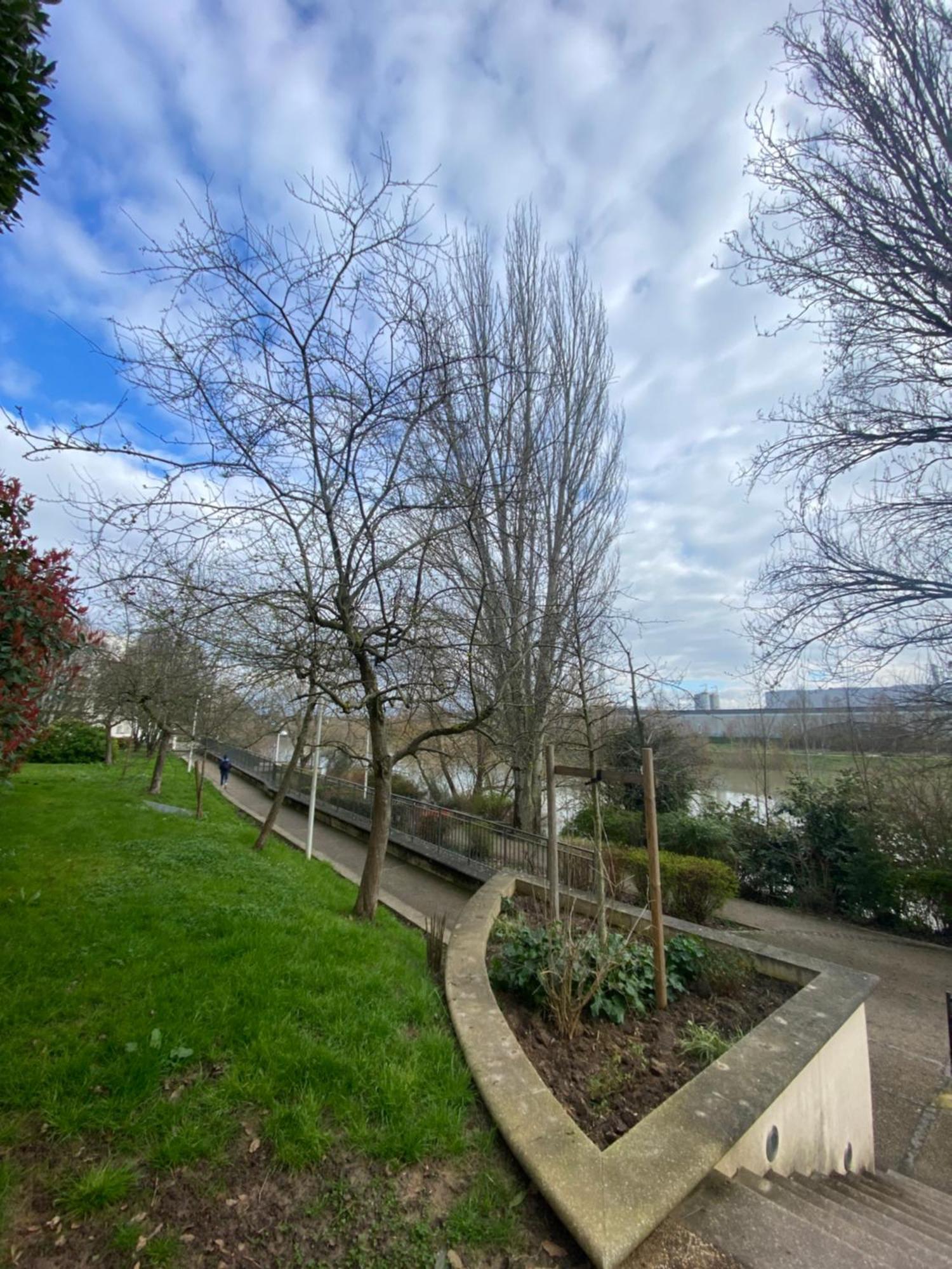 Cozy Riverfront Living, 5-min Walk To Riverside Train Apartment Neuilly-Plaisance